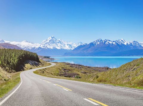 Lake Pukaki and the road to Mt Cook
