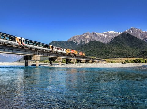 new-zealand-tranzalpine-crossing-the-waimakariri-river-gjnz